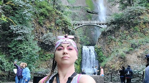 EXPLORING THE MAGNIFICENT MULTNOMAH FALLS {OREGON}