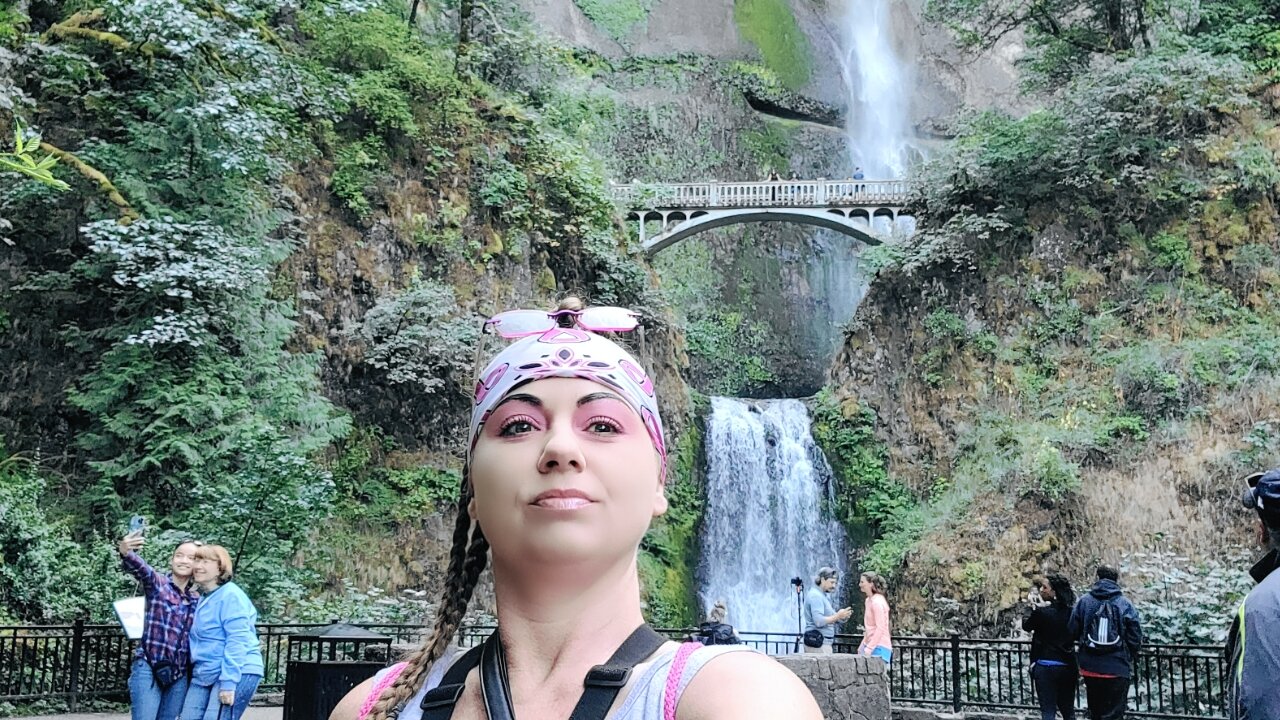 EXPLORING THE MAGNIFICENT MULTNOMAH FALLS {OREGON}