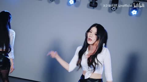 Korean girl sexy dancing in livestreaming 🩰