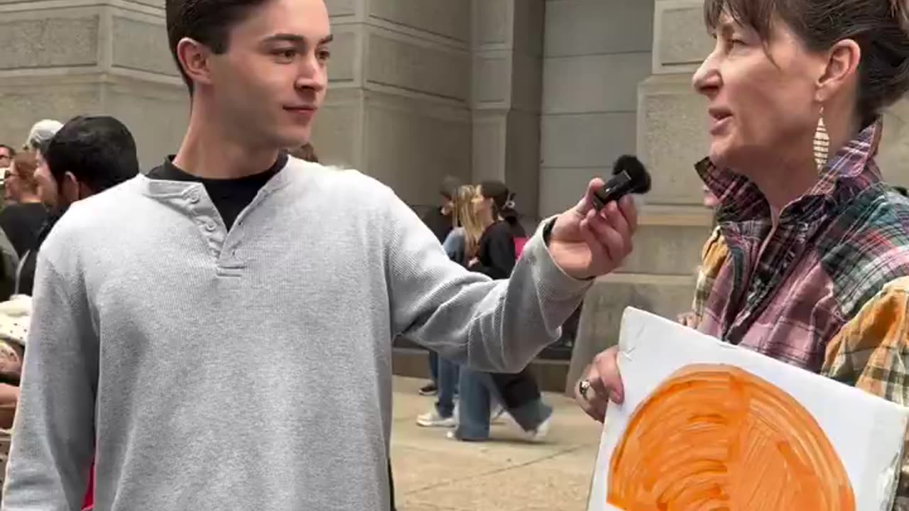 🇺🇸 Meanwhile at the No Kings Protest