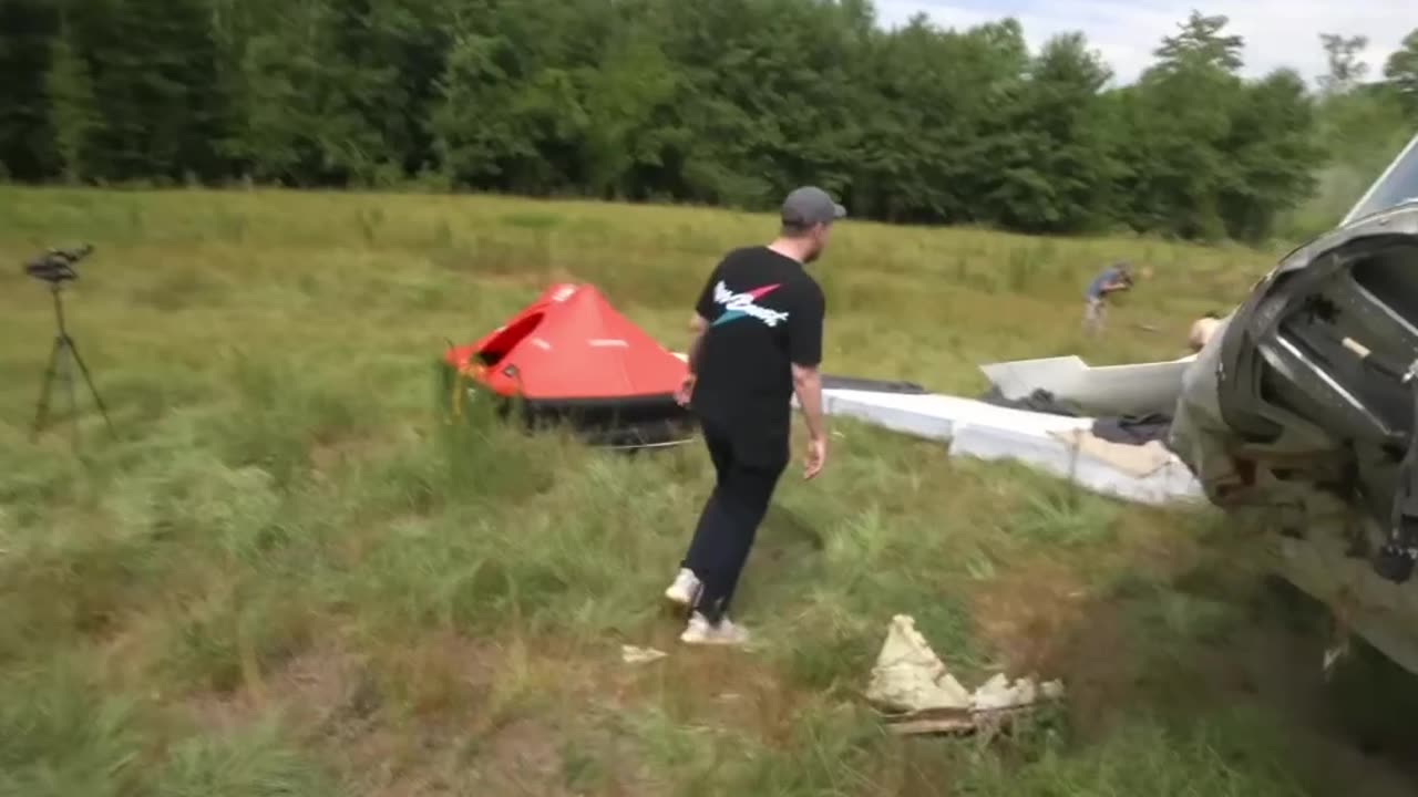 Stranded in a Crash_ Surviving on a Private Jet
