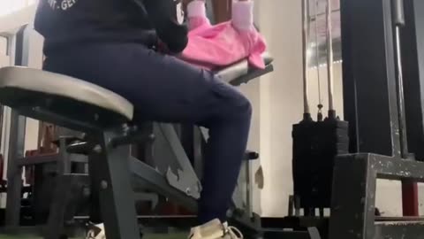 Dad Teaches His Daughter to Lift