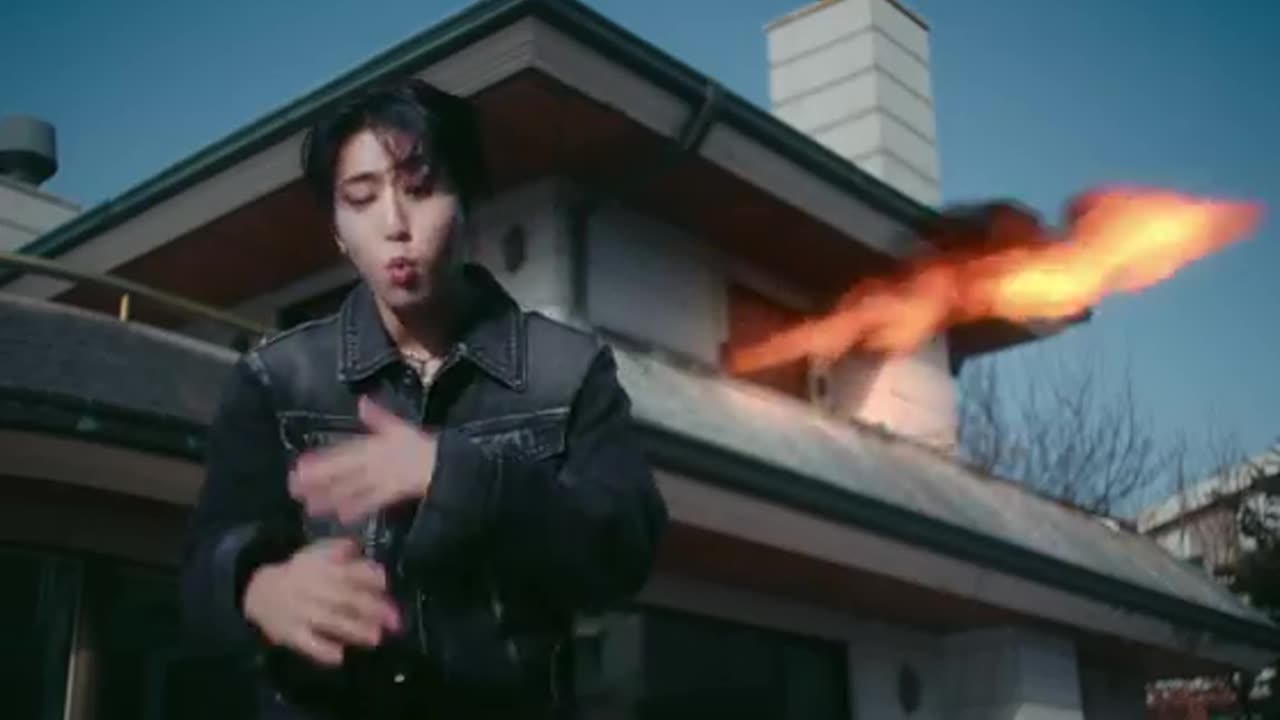 Stray_Kids_ music.Video(360p)