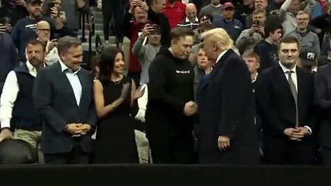 🇺🇸💥Trump fue recibido con grandes vítores
			