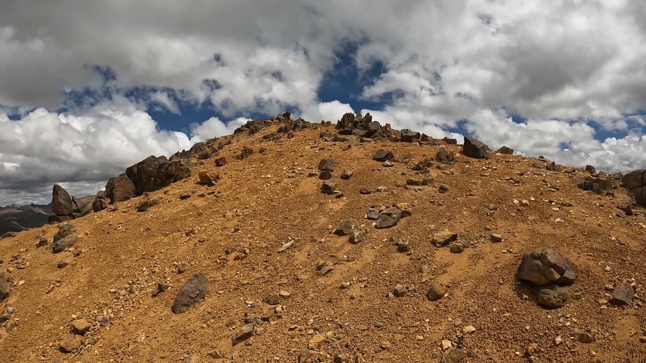 Continuing the trek across the mountain peaks above Cachimayo #Huancavelica
