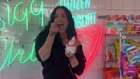 🍦🎤 Demi Lovato Visits Infamous Frozen Yoghurt Shop! | FunFM