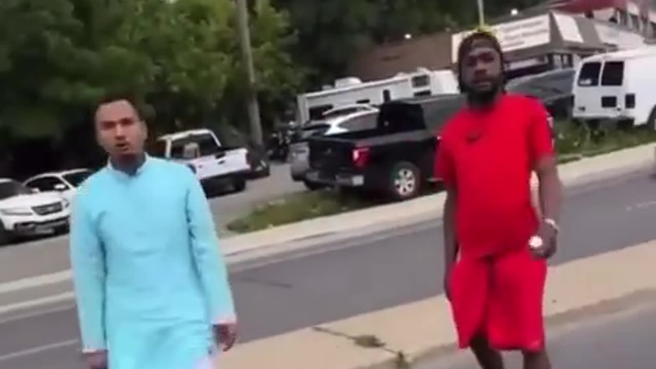 bravi giovani migranti offrivano assistenza stradale (battuta ironica)