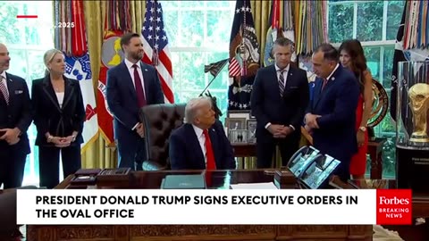 US Marshal Service Director Gifts Trump Handcuff Key In Thanks For His Support For Law Enforcement