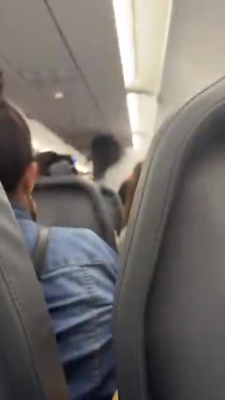 Përleshje e ashpër në avion, tmerrohen pasagjerët