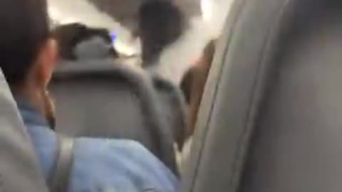 Përleshje e ashpër në avion, tmerrohen pasagjerët