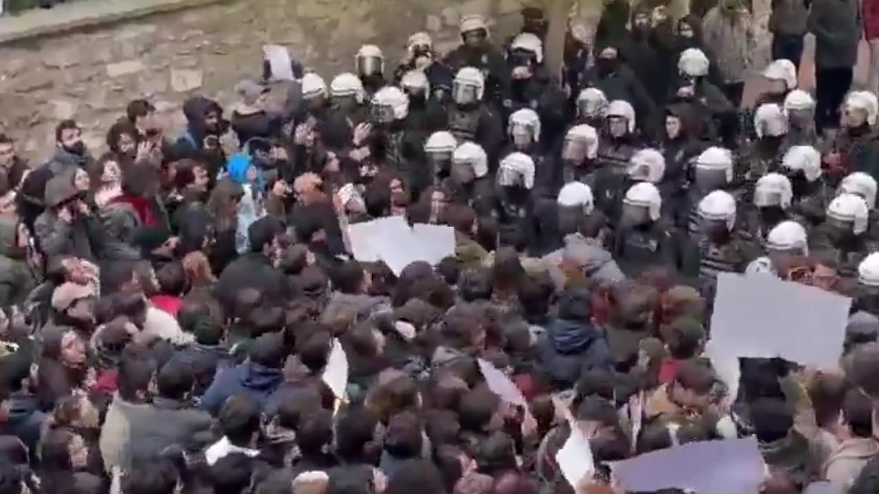 Disturbios en Estambul en apoyo al alcalde detenido por sospechas de corrupción
