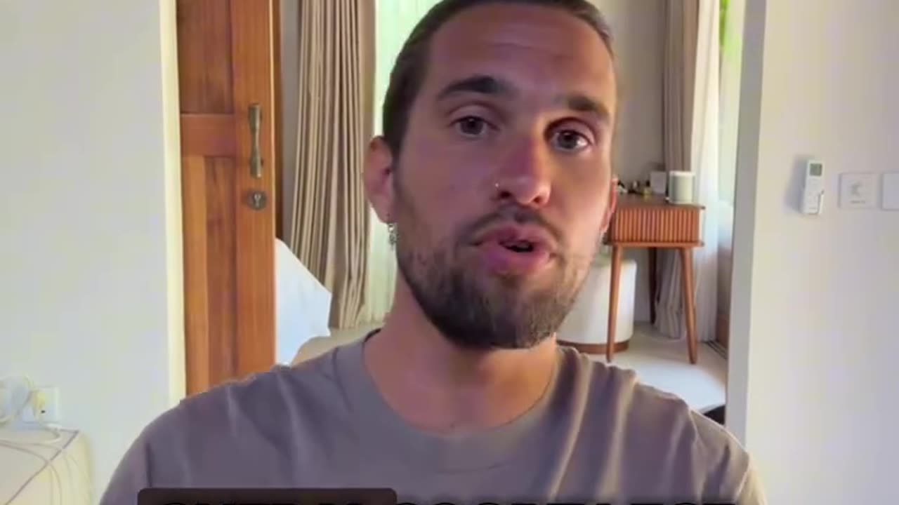 Jorn Luka ziet allerlei NPC's om zich heen...