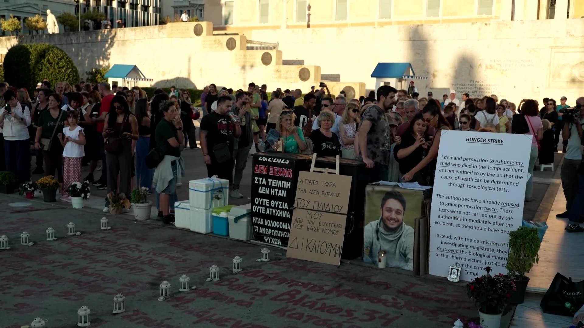 Thousands support Greek train crash victims hunger-striking father