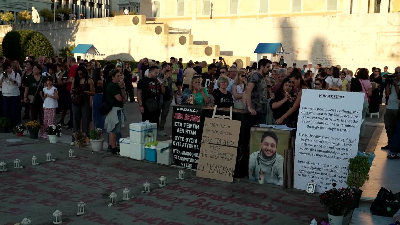 Thousands support Greek train crash victim's hunger-striking father