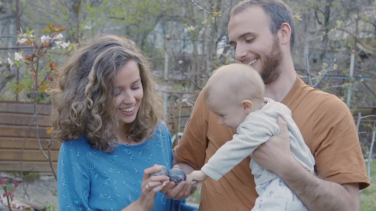 "Sweet Family Moments! ❤️ A Happy Couple & Their Adorable Child Having Fun!"
