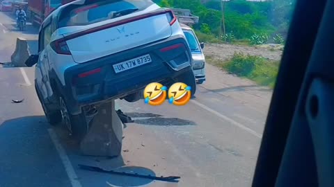 "High-Speed Car Crashes Into Divider – Shocking Accident Caught on Camera!" ---