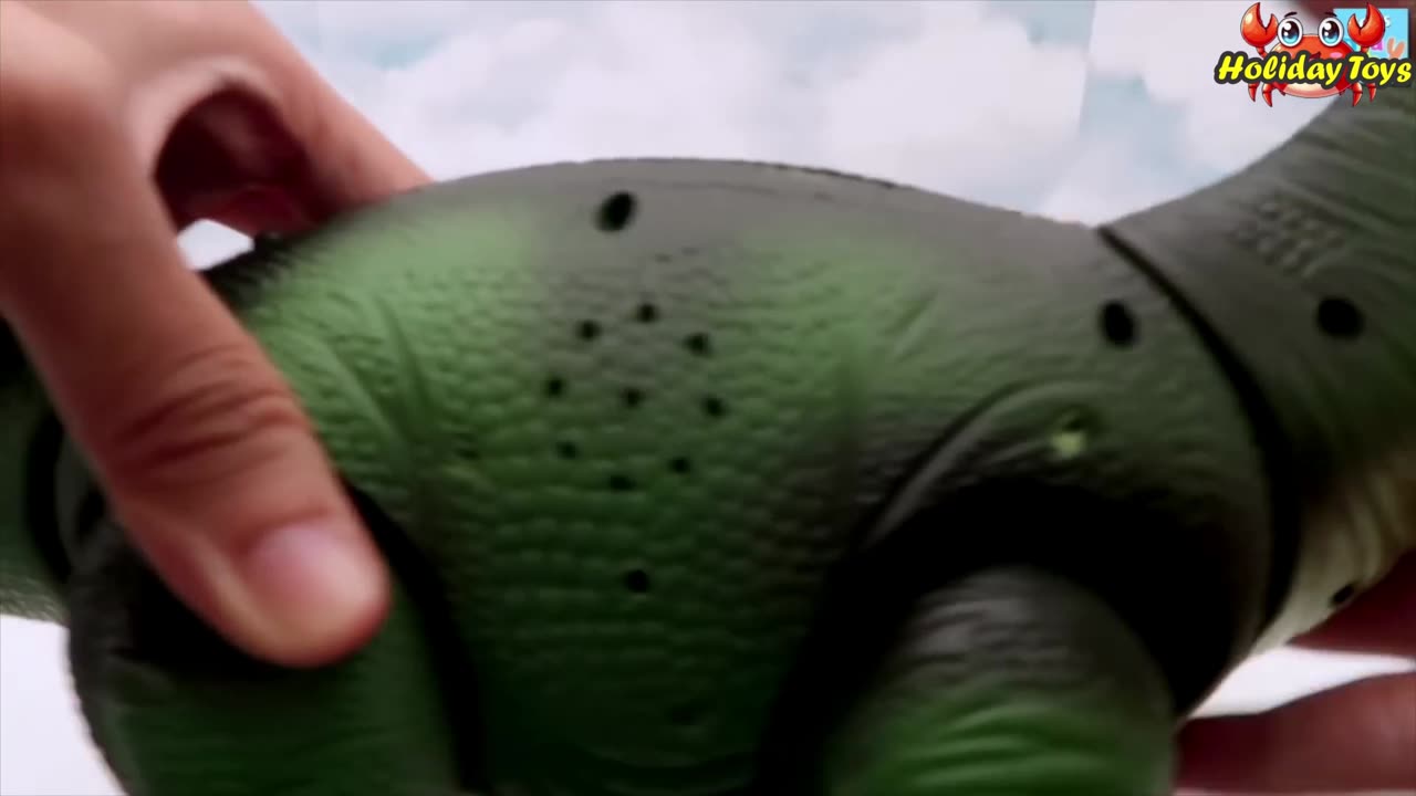 Little Dino Bites Human Finger and Can not be Released