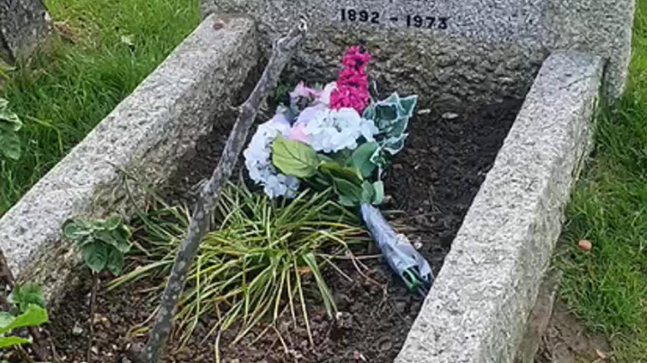 FAMOUS GRAVES - VOL. 431: JRR TOLKIEN