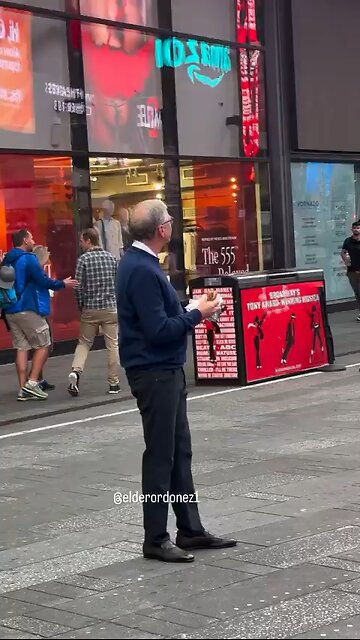 Bill Gates was spotted grabbing a hot dog in New York with no bodyguard.