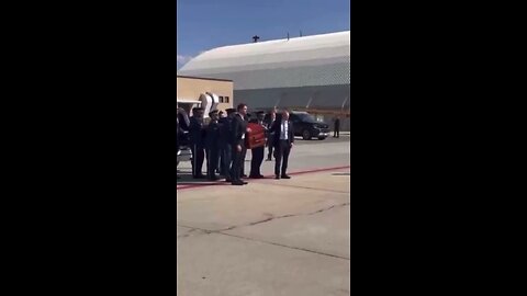 VP JD Vance carries Charlie Kirk’s casket onto AF2.