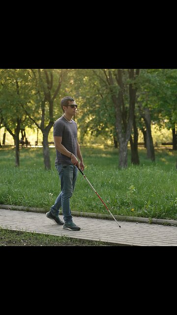 Finge ceguera por más de 50 años, estafando más de un millón de euros a su país