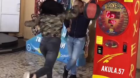 Une championne de boxe joue au punching ball électronique