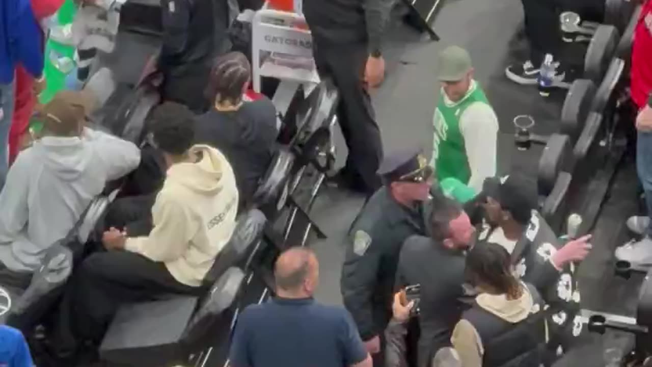 Discusión entre fanático y Marcus Smart