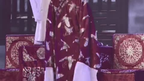 Seeing such superb acting skills, it reminds me of the movie 'Farewell My Concubine'