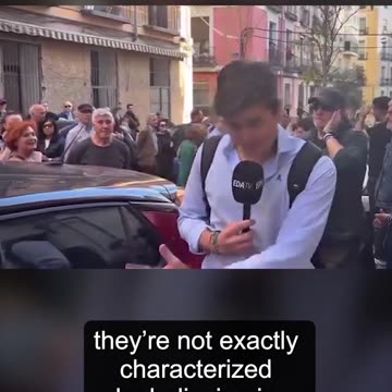 Pablo Iglesias arroja el micrófono de Vito Quiles tras preguntarle por las denuncias de acoso