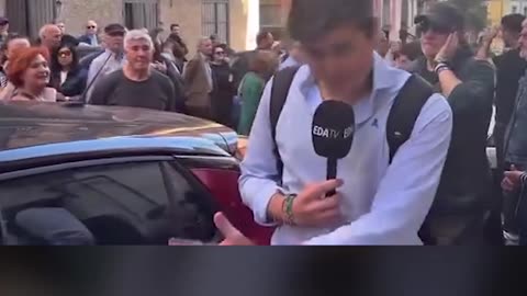 Pablo Iglesias arroja el micrófono de Vito Quiles tras preguntarle por las denuncias de acoso