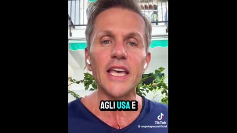 Un inchino plateale.