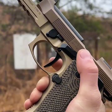 贝雷塔92XI手枪 #国外合法拍摄国内请勿模仿 #武器科普 #实弹射击 #男人减速带 #靶场射击
