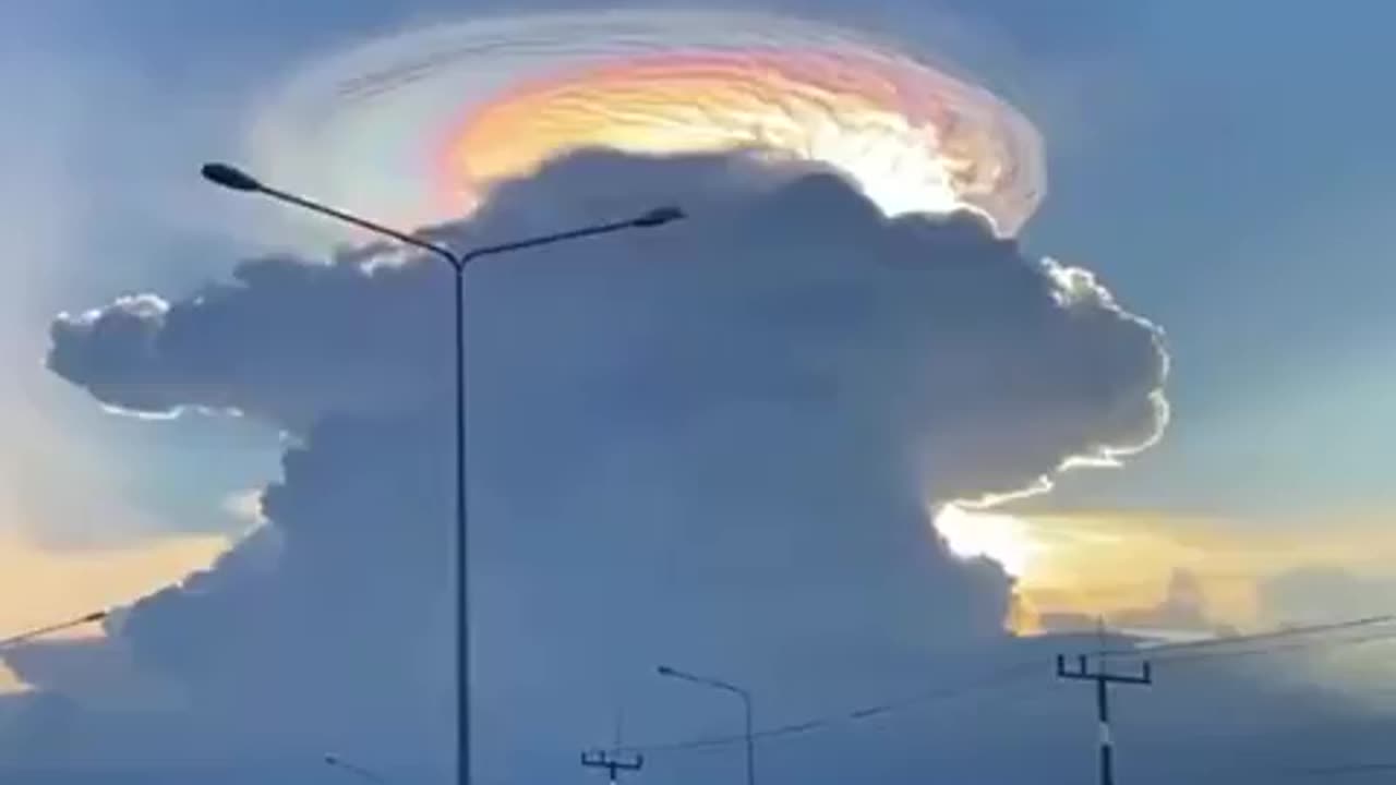 Cloud iridescence caused by small ice crystals scattering the sun's rays