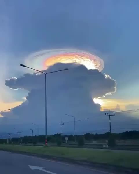Cloud iridescence caused by small ice crystals scattering the sun's rays