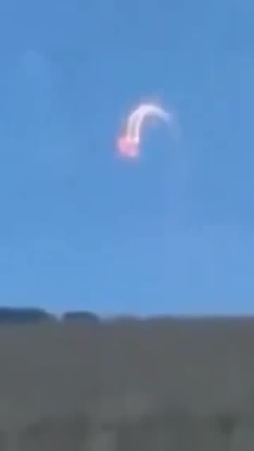 Quelque part en Angleterre, une femme promène son chien dans un champ et filme cet étrange OVNI 🧐🤔🛸🛸