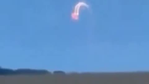 Quelque part en Angleterre, une femme promène son chien dans un champ et filme cet étrange OVNI 🧐🤔🛸🛸