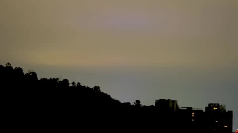 Ovni aperçu en zoomant la lune...🤔