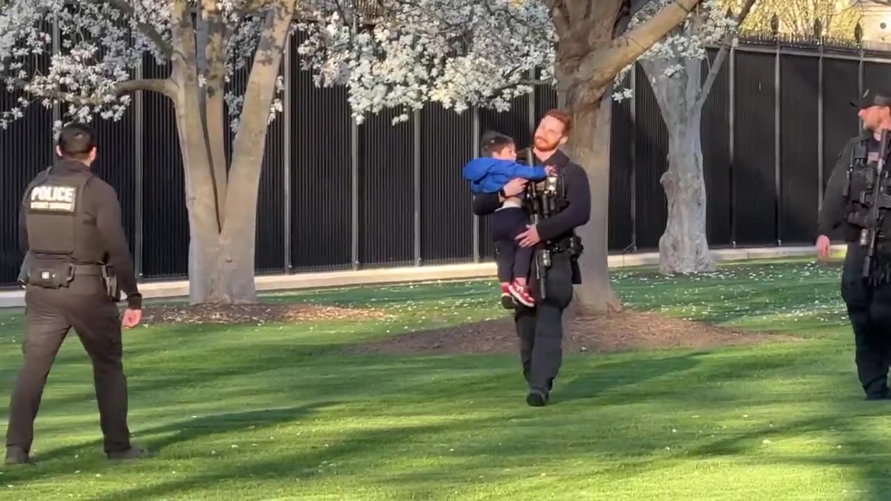 A child just breached the perimeter of the White House