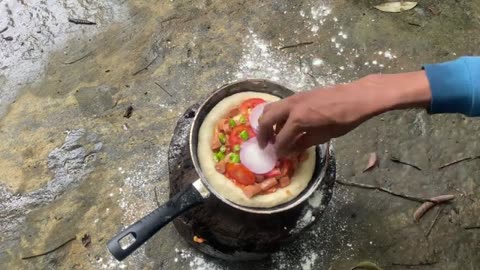 cooking pizza in the forest🍕