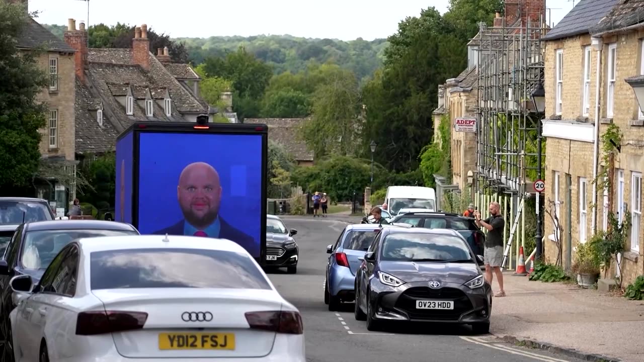 Anti-Vance van drives through English town during US VP's visit