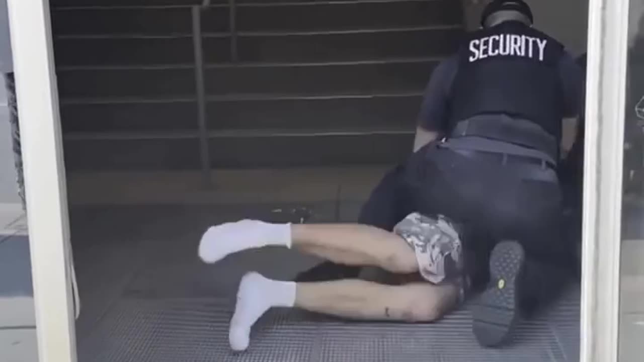 White Shoplifter Fights Security Guards