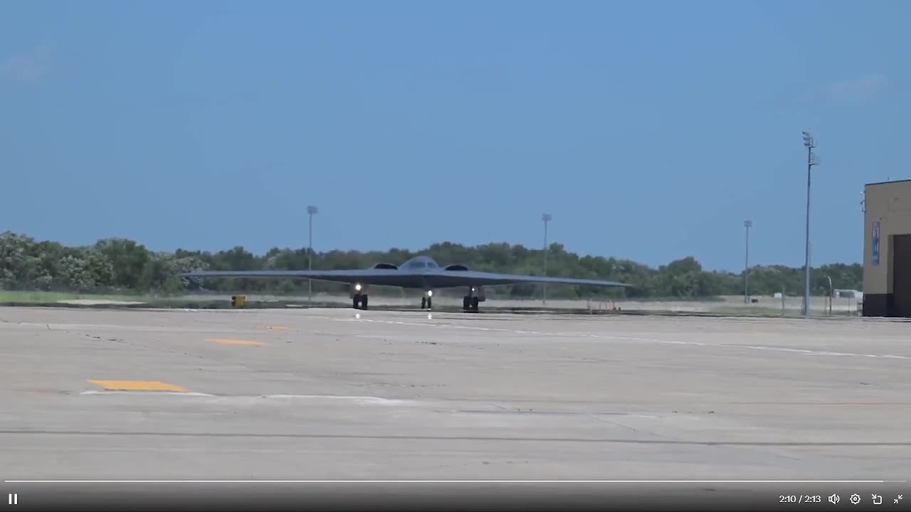 Ngũ Giác Đài vừa công bố cảnh quay chính thức về máy bay ném bom tàng hình B-2.