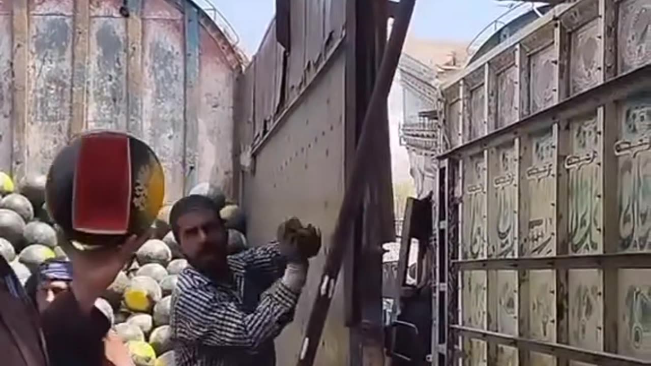 Man is chanting that watermelon is red and juice🍉