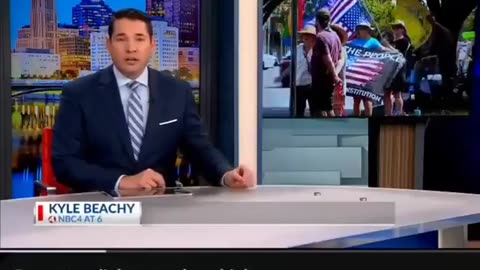 Columbus, Ohio formed an 8 mile-long human chain to hold a ＂moment of silence