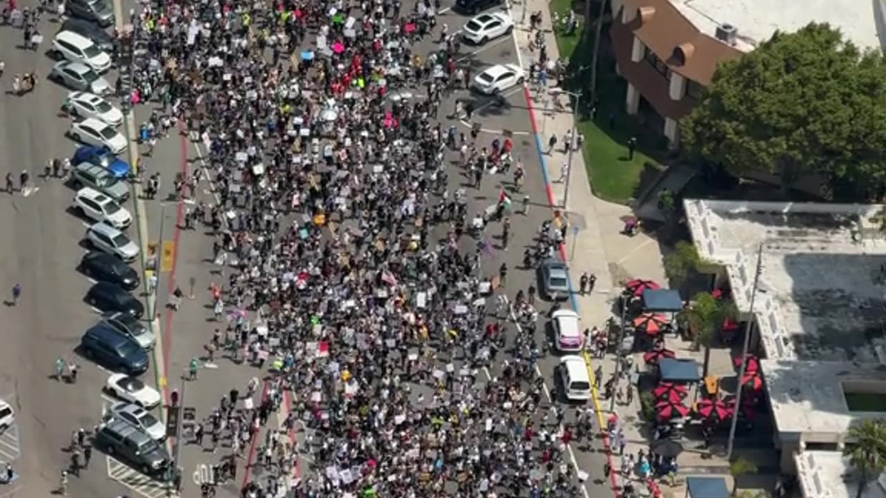 More than 20,000 demonstrators - NO KINGS