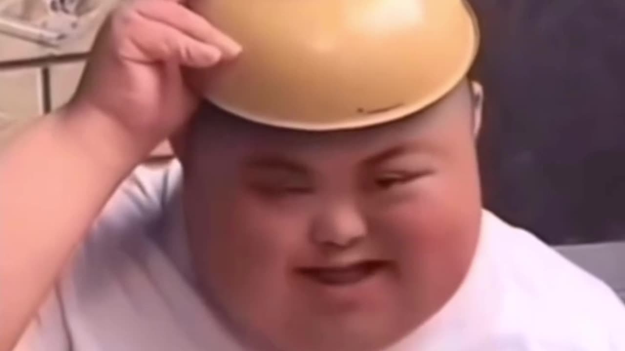 DILARANG SENYUM