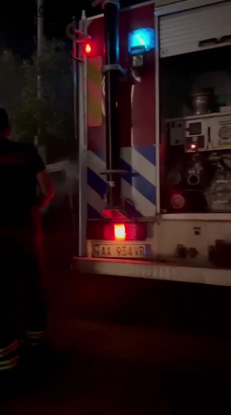 akina me targa rumune përfshihet nga flakët në Ksamil