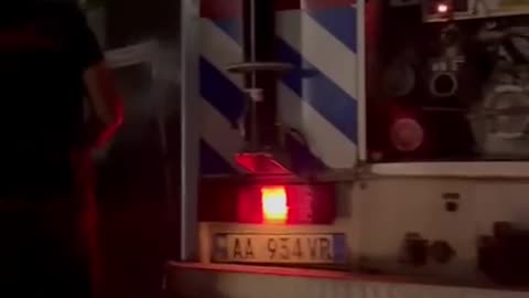 akina me targa rumune përfshihet nga flakët në Ksamil