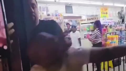 Intenta salir de una tienda con un carrito lleno de 'snacks', pero algo sale mal