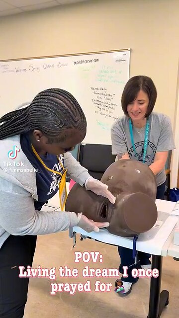 This is how a woman gives birth. Amazing